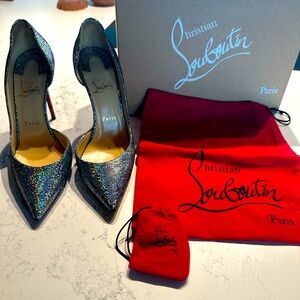 CHRISTIAN LOUBOUTIN size 38 (Italy) / 9 (US)
Iriza 100 silver leather pumps